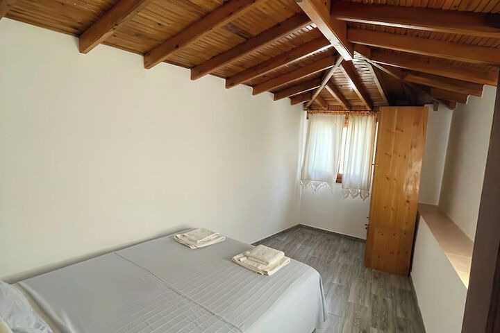 Room 11 of 34