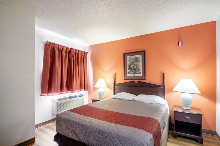 1 Queen Bed (10 of 12)