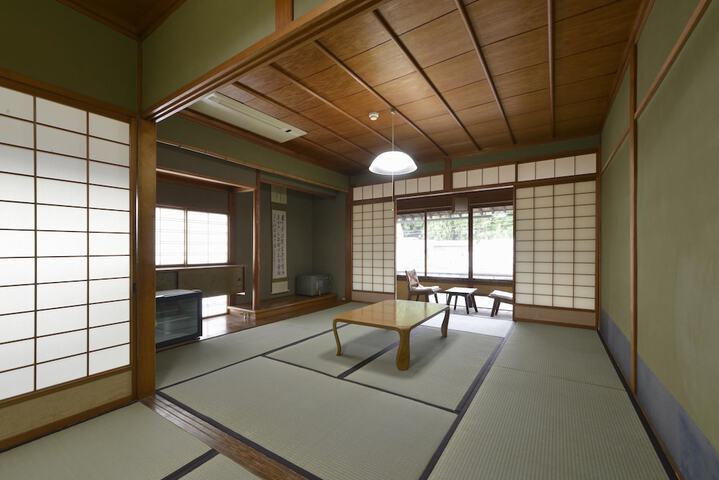 Room 25 of 48