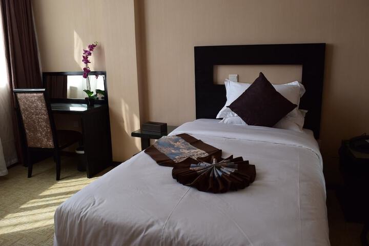 Room 10 of 28