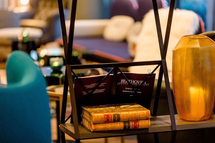 Lounge 43 of 72