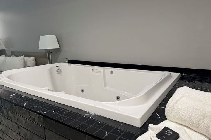 Jetted tub