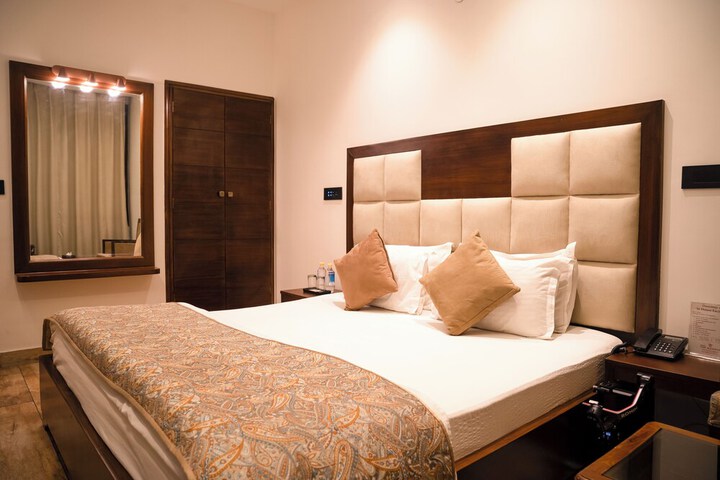 Room 2 of 10