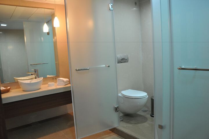 Room 11 of 28