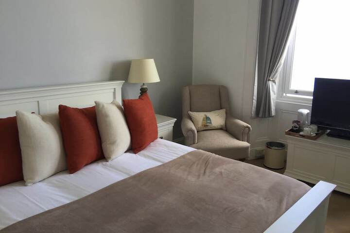 Room 2 of 18