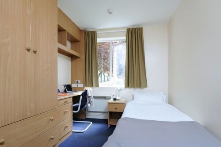 Room 4 of 7