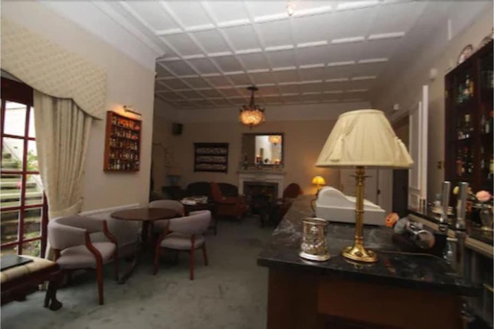 Lobby lounge