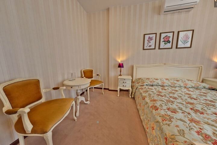 Room 4 of 69