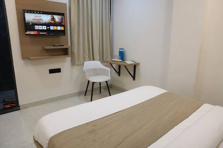 Room 9 of 16