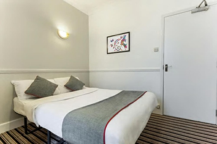 Room 6 of 32