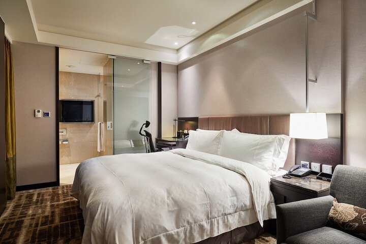 Room 8 of 28