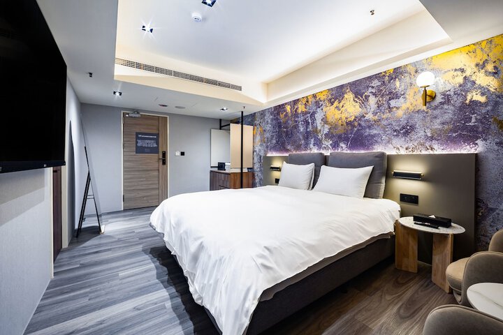 Room 7 of 16