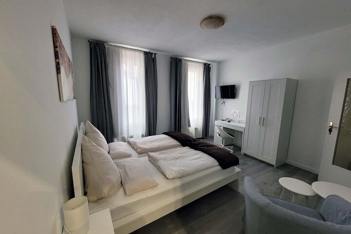 Room 12 of 25