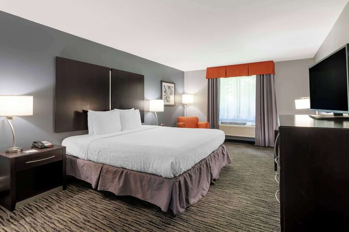 1 King Bed Sofa Bed Refrigerator WiFi Full Breakfast (2 of 13)