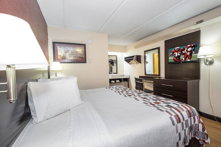 1 King Bed (2 of 9)