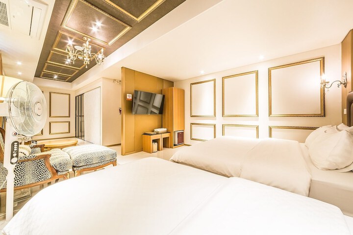 Room 17 of 49