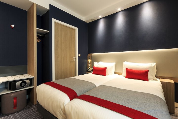 Room 4 of 85