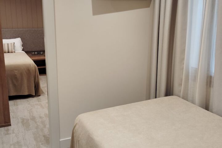 Room 12 of 16
