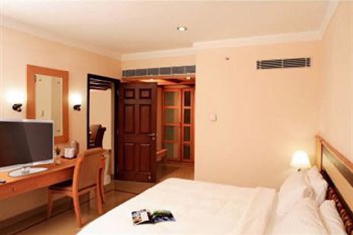 Room 6 of 9