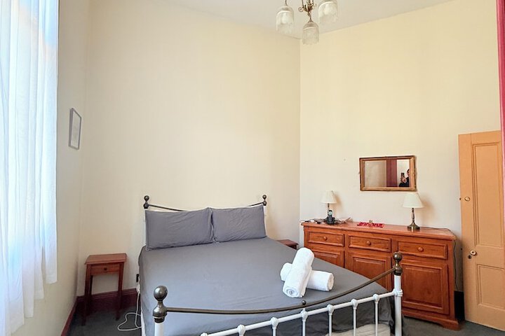 Room 6 of 11