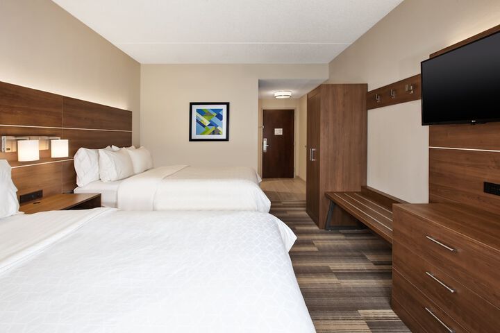 2 Queen Beds (16 of 17)