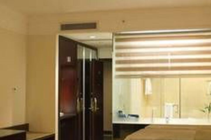 Room 17 of 37