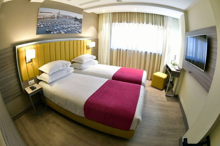 Room 6 of 37