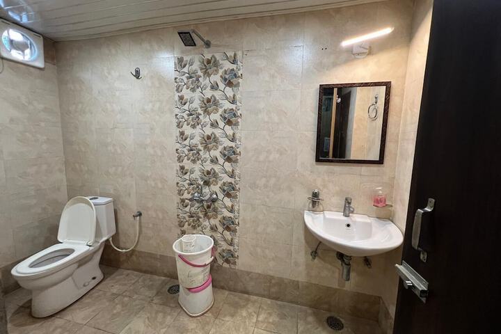 Room 5 of 6