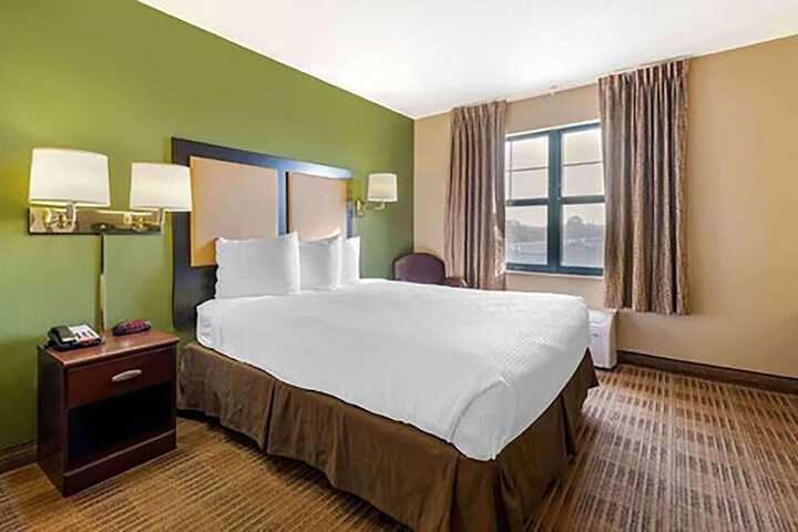 1 Queen Bed (16 of 30)