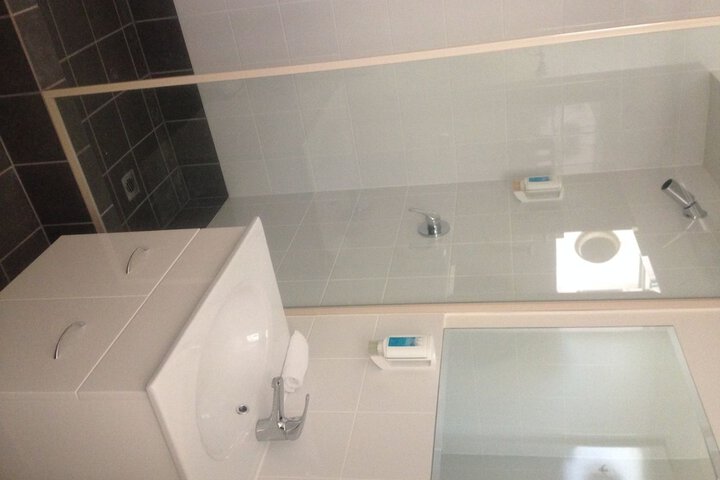 Room 6 of 13