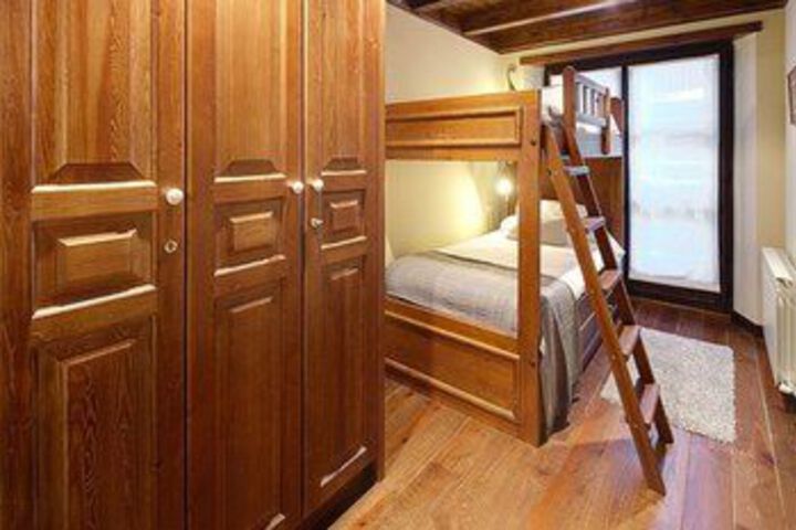 Room 5 of 10
