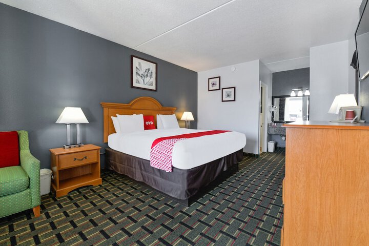 1 King Bed (8 of 16)
