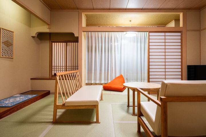 Room 3 of 28