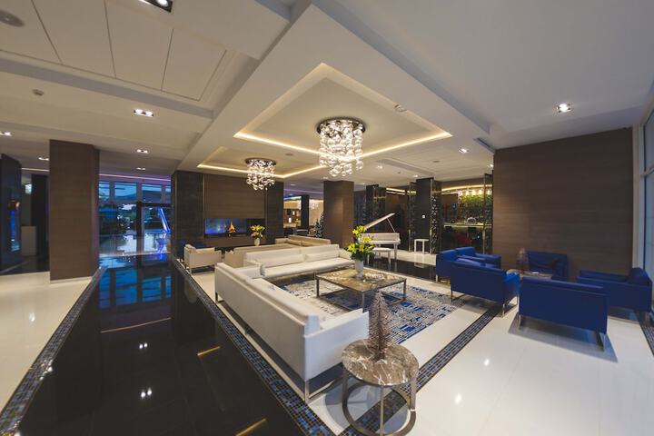 Lounge 162 of 173