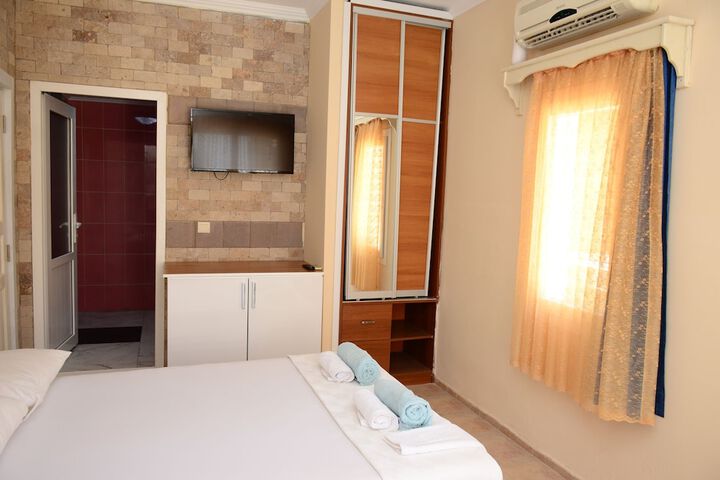 Room 6 of 18