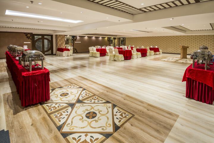 Ballroom/Hall 79 of 104