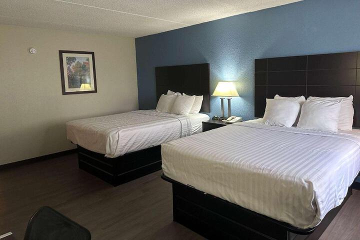 2 Queen Bed Mobilty Accessible Room Roll in Shower (5 of 9)