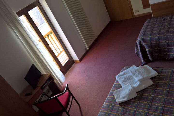 Room 4 of 25