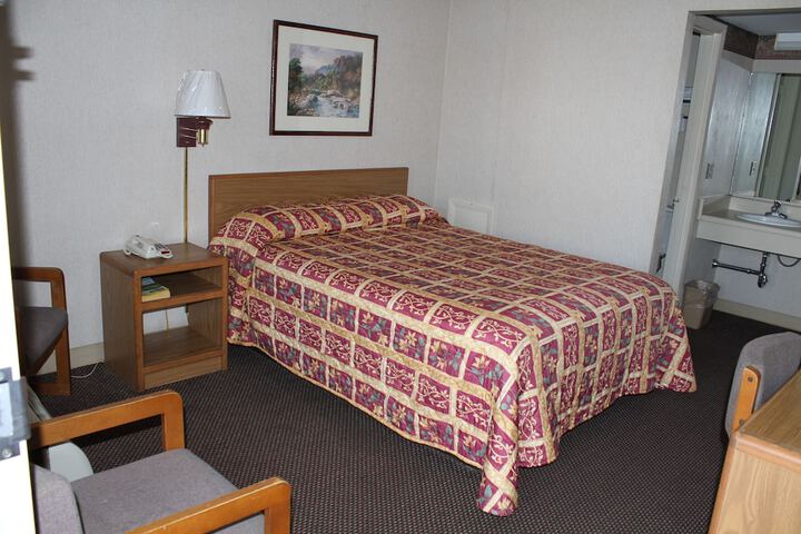 1 Queen Bed (9 of 18)