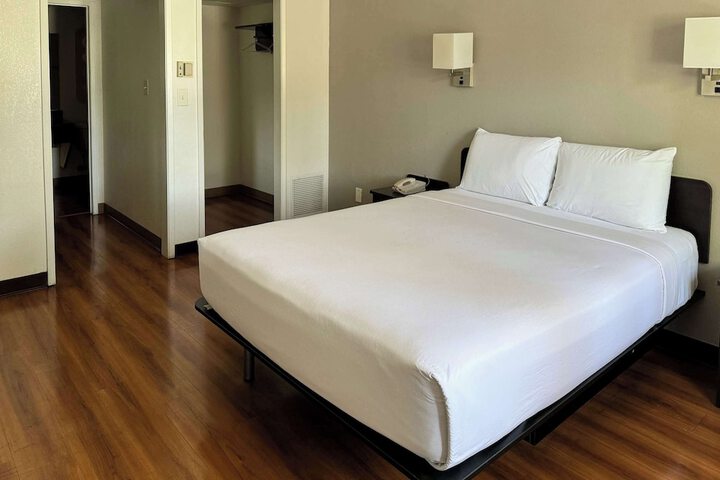 1 Queen Bed (10 of 15)