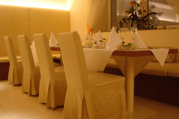 Dining 38 of 48