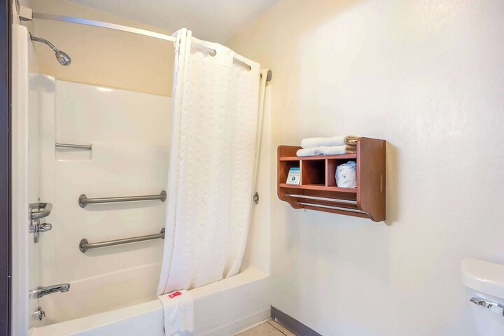 2 Queen Beds (3 of 12)