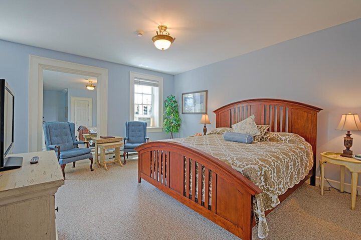 Basic King Bed (5 of 8)