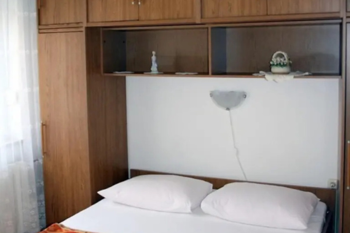 Room 5 of 10