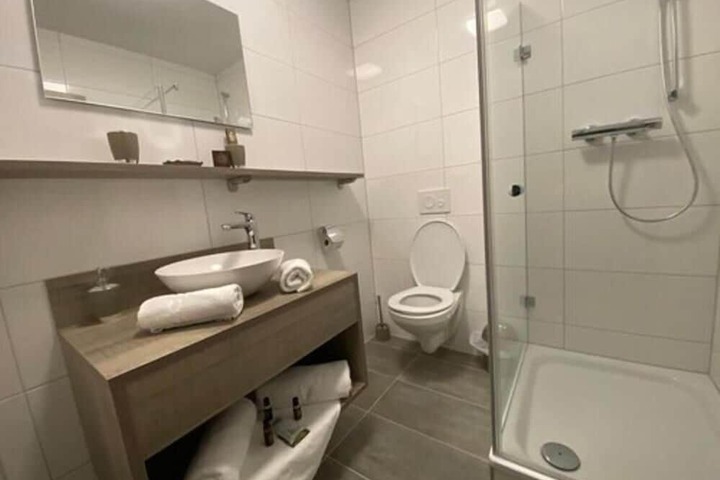 Room 7 of 11