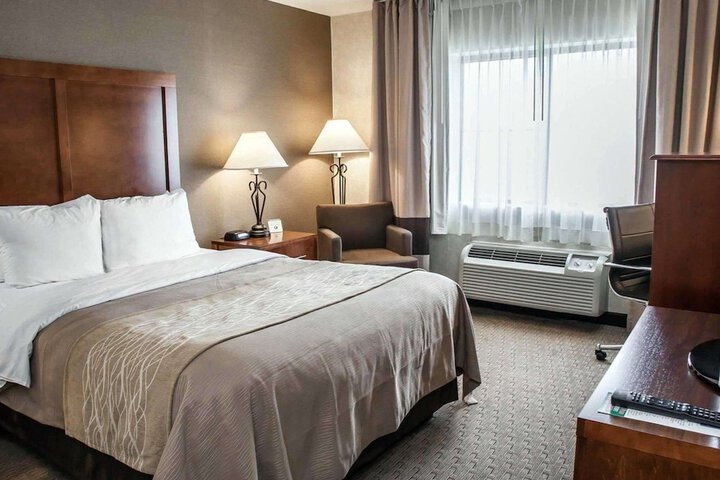 1 Queen Bed (8 of 14)