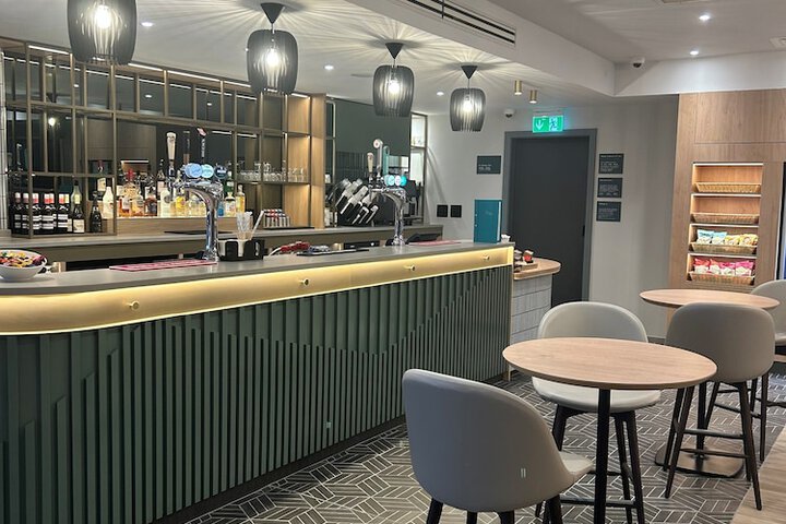 Lounge 42 of 67