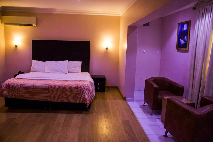 Room 6 of 38