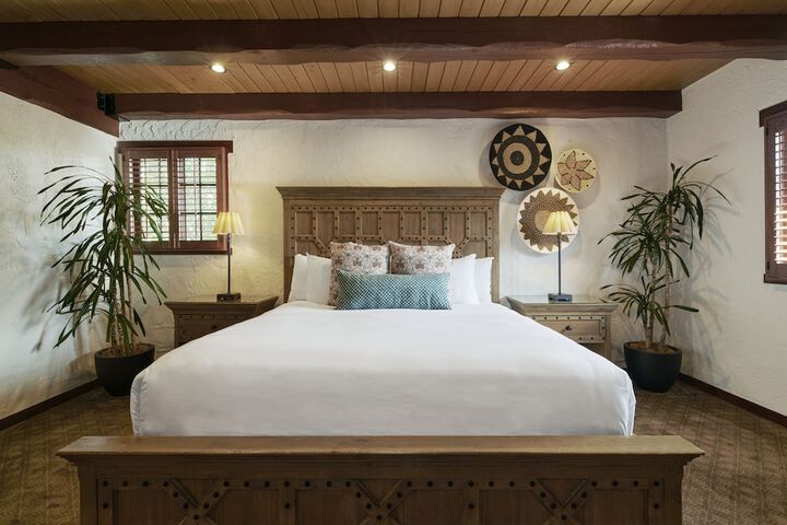 Deluxe King Bed (1 of 26)