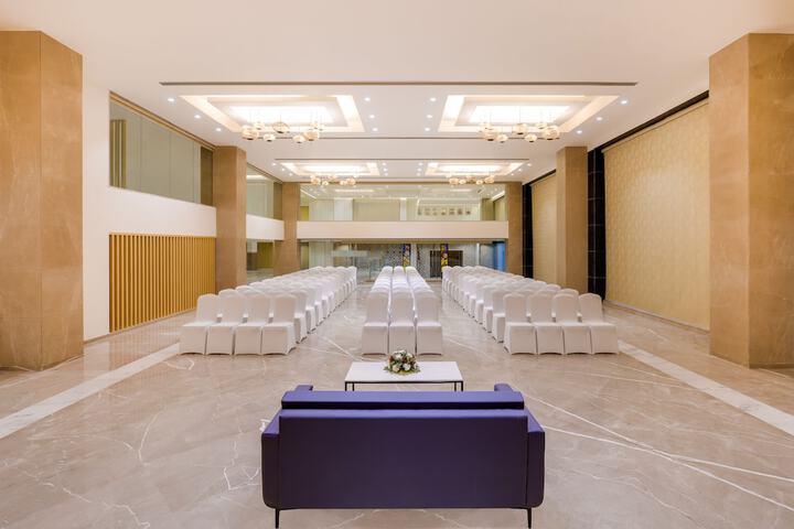 Ballroom/Hall 31 of 44